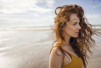 Портрет рыжеволосой женщины на пляже — стоковое фото