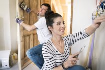 Casal feliz renovando nova casa — Fotografia de Stock
