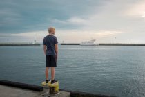 Polonia, Danzica Bay, adolescente in piedi sulla banchina a guardare la distanza — Foto stock