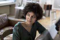 Retrato de una joven seria pensando - foto de stock