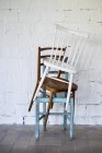 Empty chairs against white brick wall — Stock Photo