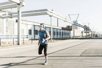 Jeune athlète jogging dans la ville — Photo de stock