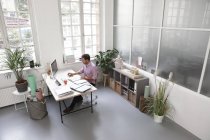 Homme travaillant au bureau dans un bureau loft — Photo de stock