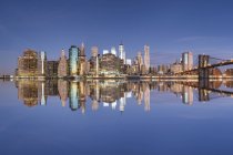 Estados Unidos, Nueva York, Manhattan, Brooklyn, paisaje urbano con Brooklyn Bridge - foto de stock