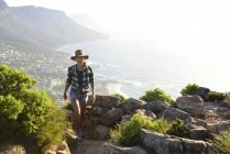 Sudáfrica, Ciudad del Cabo, mujer en viaje de senderismo a Lion 's Head - foto de stock