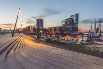 Germania, Amburgo, Vorsetzen, vista Niederhafen e Elbe Philharmonic Hall alla luce del mattino — Foto stock