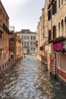 Italia, Venezia, case e canali — Foto stock