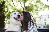 Junge Frau küsst ihren Hund — Stockfoto