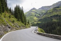 Austria, Vorarlberg, tortuosa stradina alpina da Warth a Lech, valle del Lech — Foto stock