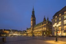 Alemanha, Hamburgo, Câmara Municipal a hora azul — Fotografia de Stock