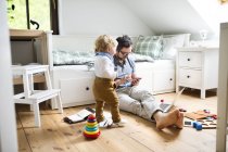 Pai com seu filhinho trabalhando em casa — Fotografia de Stock