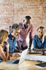 Uomini d'affari che lavorano in ufficio di una start-up, avendo un incontro — Foto stock