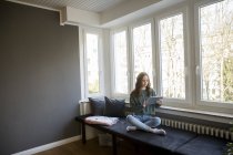 Teenager-Mädchen mit digitalem Tablet — Stockfoto
