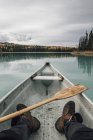 Canada, Columbia Britannica, gambe di un uomo in canoa sul lago Boya — Foto stock