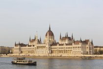 Венгрия, Будапешт, здание парламента Венгрии и река Дунай — стоковое фото