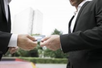 Dois empresários a entregar o cartão de crédito — Fotografia de Stock