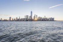 США, Нью-Йорк, Манхеттен, Нью-Джерсі, міський пейзаж на заході сонця — стокове фото