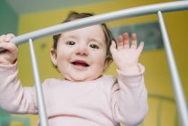 Bambina a casa seduta sul letto — Foto stock