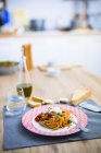 Spaghetti con pomodorini e basilico sul piatto — Foto stock