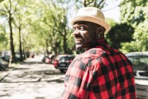 Cool jeune homme marchant dans la ville, portrait — Photo de stock