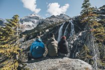 Kanada, britisch columbia, glacier nationalpark, drei wanderer rasten am sir donald trail — Stockfoto