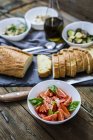 Bruschetta e vários ingredientes, pão e tomate com manjericão em uma tigela — Fotografia de Stock