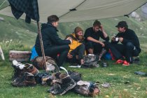 Норвегія, Лофотен, Москенесой, юнаки таборують на пляжі Горсейд. — стокове фото