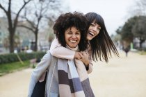Spagna, Barcellona, ritratto di due donne felici che si divertono nel parco cittadino — Foto stock