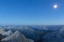 Autriche, Allemagne, Bavière, Zugspitze, sommets et pleine lune — Photo de stock