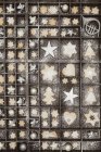 Biscotti di Natale fatti in casa, stelle e palline di Natale in vecchio dattiloscritto in legno — Foto stock