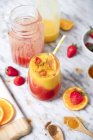 Frullato di fragole e arancia con curcuma e cannella su marmo — Foto stock