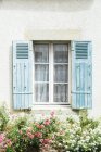 Frankreich, Bretagne, Fenster eines Wohnhauses mit blauen Fensterläden — Stockfoto