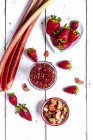 Glas Erdbeer-Rhabarber-Marmelade, Erdbeeren und Rhabarber — Stockfoto