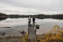 Canadá, British Columbia, dois homens em Blue Lake — Fotografia de Stock