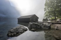 Alemania, Baviera, Berchtesgaden Alpes, Lago Obersee, casa de botes - foto de stock