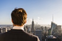 États-Unis, New York, homme regardant le paysage urbain sur la plate-forme d'observation Rockefeller Center — Photo de stock