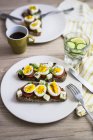 Petit déjeuner végétarien avec pain, œufs, tranches de tomate sur assiette et café — Photo de stock