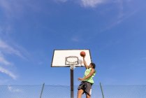 Young man playing basketball — Stock Photo