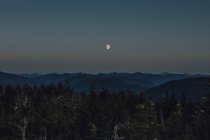 Канада, Британская Колумбия, Skeena-Queen Charlotte A, Kaien Island, Prince Rupert, Mount Hays, moon at night — стоковое фото