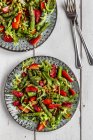 Салат з зеленого спаржі, ракета, полуниця і кедрові горіхи — стокове фото