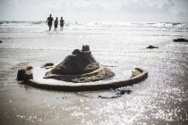 Frankreich, normandie, portbail, contentin, sandburg am strand und familie im hintergrund — Stockfoto