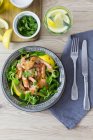 Shrimps with lamb's lettuce in bowl — Stock Photo