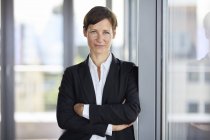 Porträt einer lächelnden Geschäftsfrau im Amt — Stockfoto