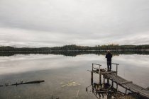 Canadá, Colúmbia Britânica, homem que pesca em Blue Lake — Fotografia de Stock