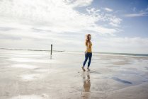 Femme se détendre à la plage, se promener — Photo de stock