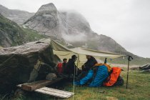 Норвегія, Лофотен, Москенесой, Молоді чоловіки табором на Банес-Біч — стокове фото