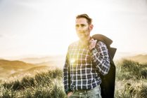 Портрет людини, що стоїть у дюнах на заході сонця — стокове фото
