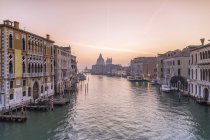 Італія, Венеція, міський пейзаж з Гранд-каналом у сутінках — стокове фото