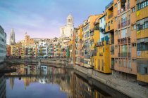 Spagna, Catalogna, Girona, Cattedrale e case lungo il fiume Onyar la sera — Foto stock
