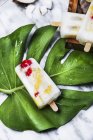 Ghiacciolo di Pina Colada con ciliegie candite e ananas in foglia — Foto stock